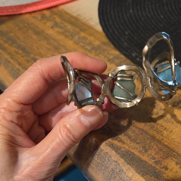 Chic Silver Bracelet with Blue and Green Accents - Picture 4 of 6